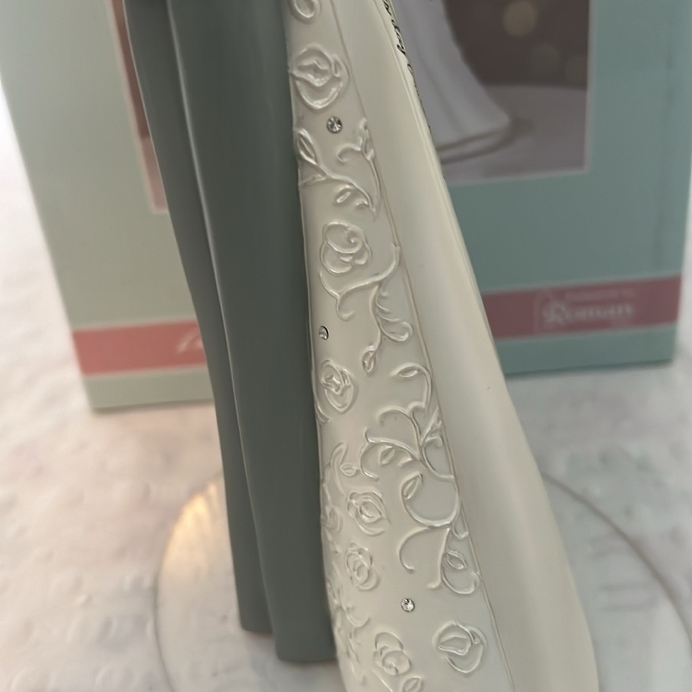 🆕Gina Free-hill collection Wedding EMBRACE CAKE TOPPER Polyresin Bride Groom - Picture 5 of 13